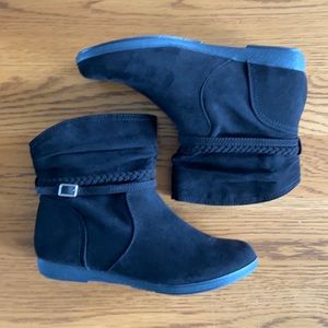 NWOT AZ Kansas black booties
